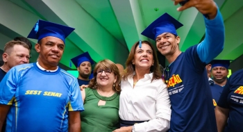 Gracinha Caiado entrega CNH a 240 novos motoristas